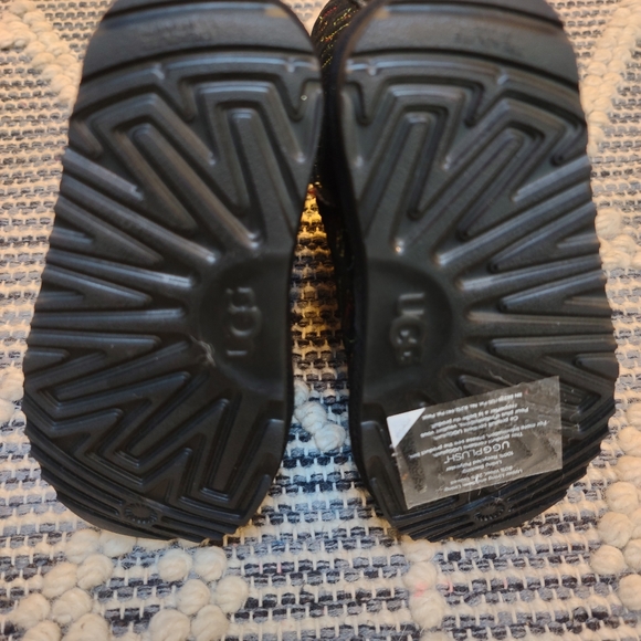 UGG Classic II Graphic Stitch Suede Boot Size 9 kids - Picture 7 of 11